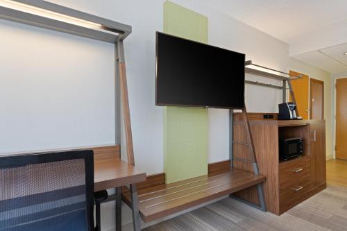 Habitación Doble Estándar con cama grande y sofá cama del hotel Holiday Inn Express Hauppauge-Long Island