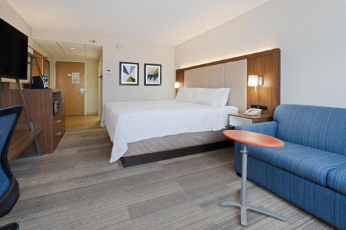 Habitación Doble Estándar con cama grande y sofá cama del hotel Holiday Inn Express Hauppauge-Long Island. Foto 4