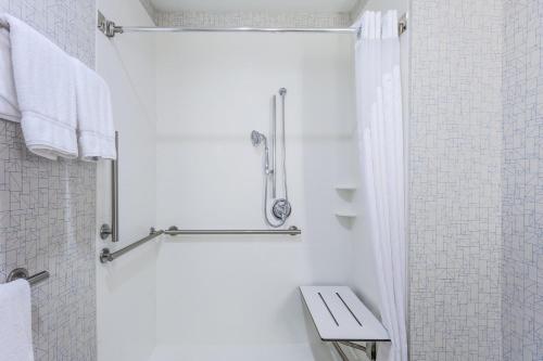 Standard King Room with Sofa Bed and Tub - Mobility Accessible del hotel Holiday Inn Express Hauppauge-Long Island. Foto 2