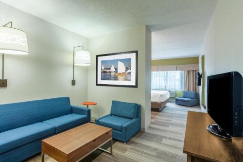 Suite con cama extragrande y sofá cama del hotel Holiday Inn Express Hauppauge-Long Island. Foto 2