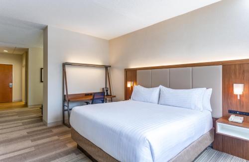 Suite con cama extragrande y sofá cama del hotel Holiday Inn Express Hauppauge-Long Island. Foto 3