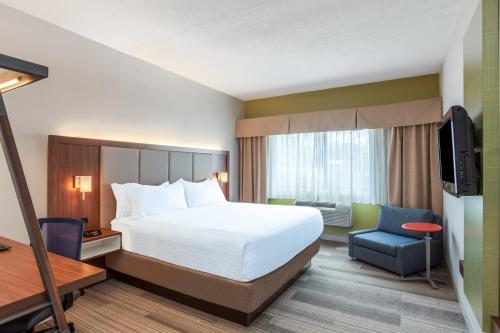 Suite con cama extragrande y sofá cama del hotel Holiday Inn Express Hauppauge-Long Island. Foto 4