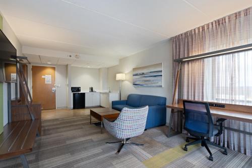 Suite de 1 dormitorio con sofá cama - Cama extragrande del hotel Holiday Inn Express Hauppauge-Long Island. Foto 1