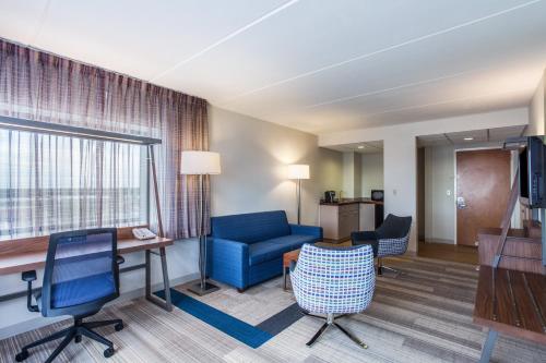 Suite de 1 dormitorio con sofá cama - Cama extragrande del hotel Holiday Inn Express Hauppauge-Long Island. Foto 2