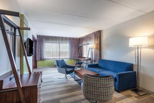 Suite de 1 dormitorio con sofá cama - Cama extragrande del hotel Holiday Inn Express Hauppauge-Long Island. Foto 3