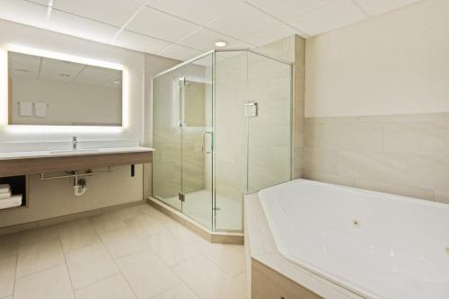 Suite de 1 dormitorio con sofá cama - Cama extragrande del hotel Holiday Inn Express Hauppauge-Long Island. Foto 4