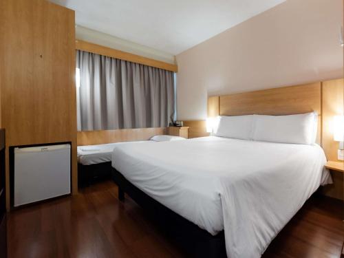 Habitación Doble Estándar con cama infantil del hotel Ibis Porto Alegre Moinhos De Vento. Foto 3