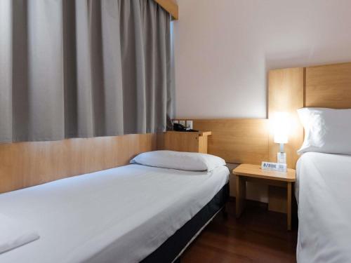 Habitación Doble Estándar con cama infantil del hotel Ibis Porto Alegre Moinhos De Vento. Foto 4