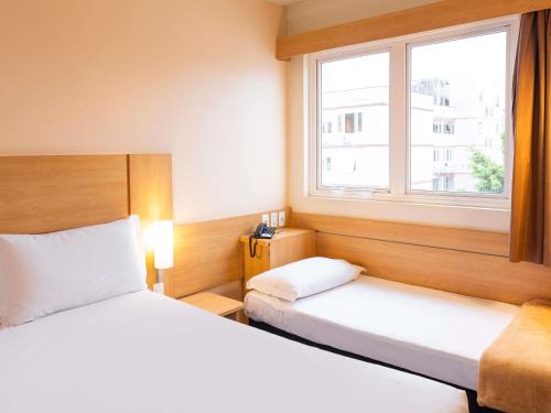 Habitación Doble Estándar con cama infantil del hotel Ibis Porto Alegre Moinhos De Vento. Foto 5