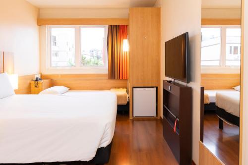 Habitación Doble Estándar con cama infantil del hotel Ibis Porto Alegre Moinhos De Vento. Foto 8