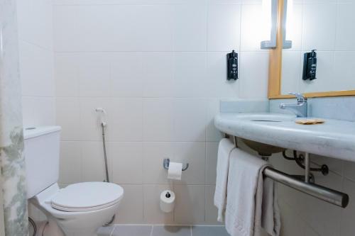 Habitación Doble Estándar con cama infantil del hotel Ibis Porto Alegre Moinhos De Vento. Foto 9