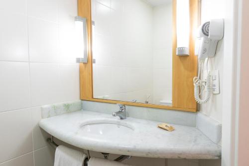 Habitación Doble Estándar - 2 camas del hotel Ibis Porto Alegre Moinhos De Vento. Foto 9