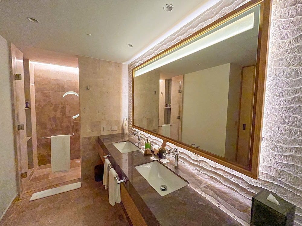 Suite Junior Serenity Club con cama King y vista al mar del hotel Haven Riviera Cancun - All Inclusive - Adults Only. Foto 3