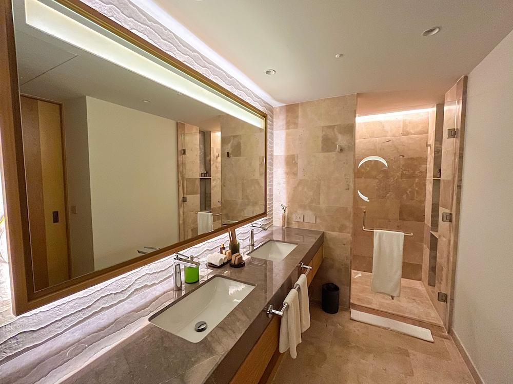 Suite Junior Serenity Club con 2 camas Queen y vista al mar del hotel Haven Riviera Cancun - All Inclusive - Adults Only. Foto 4