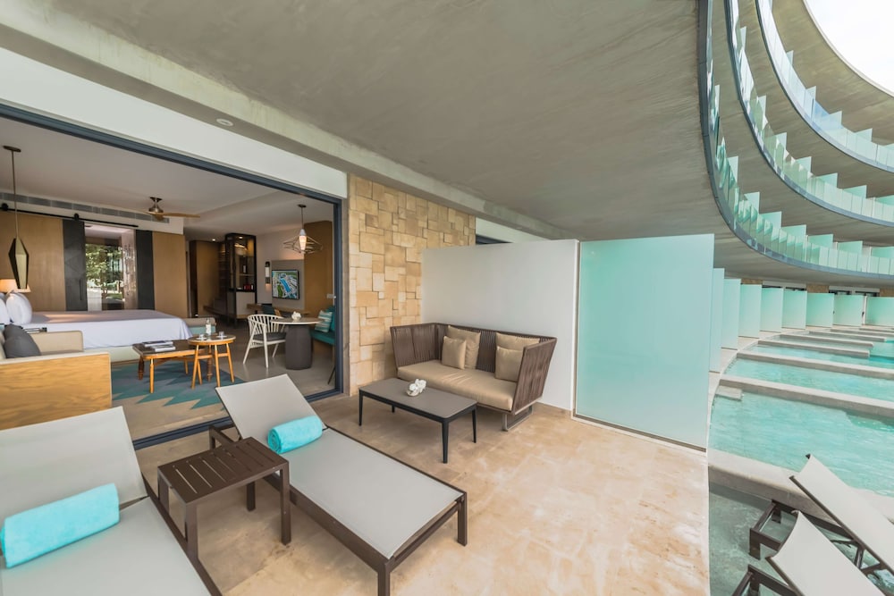 Suite Junior Romance con acceso directo a la piscina y vista parcial al mar del hotel Haven Riviera Cancun - All Inclusive - Adults Only. Foto 1