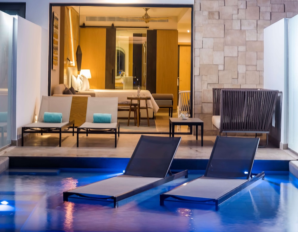 Suite Junior Romance con acceso directo a la piscina y vista parcial al mar del hotel Haven Riviera Cancun - All Inclusive - Adults Only. Foto 2