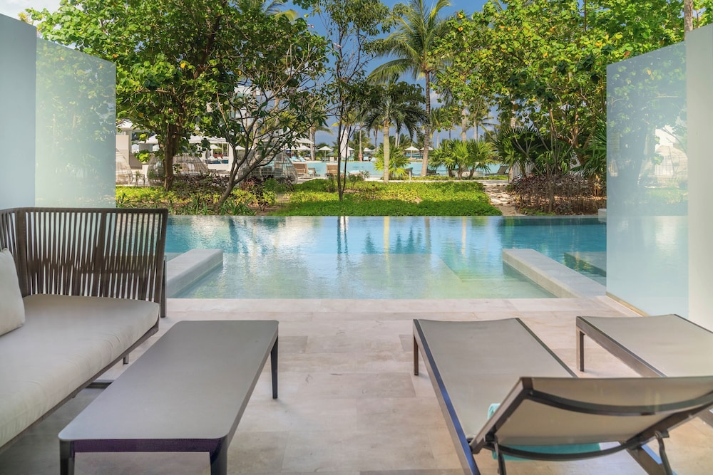 Suite Junior Romance con acceso directo a la piscina y vista parcial al mar del hotel Haven Riviera Cancun - All Inclusive - Adults Only. Foto 3