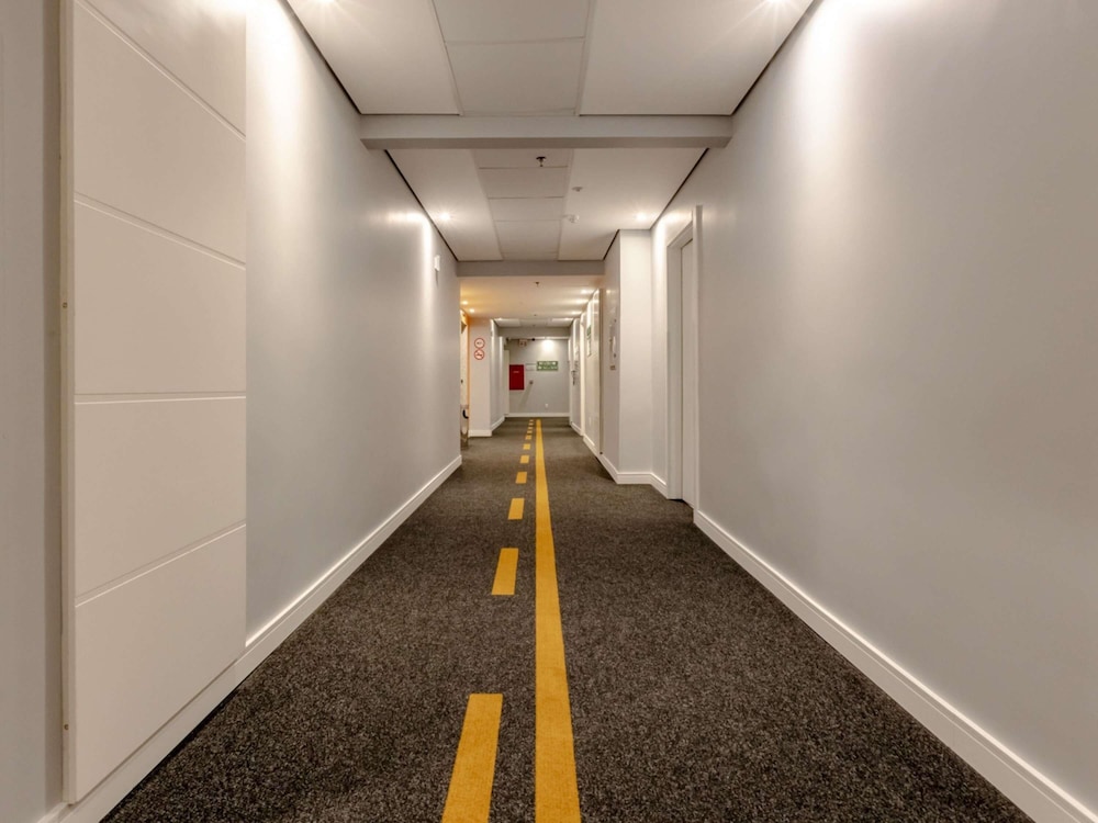 Apartamento Standard con una cama doble, una cama individual y una cama supletoria del hotel Ibis Styles Balneário Camboriú