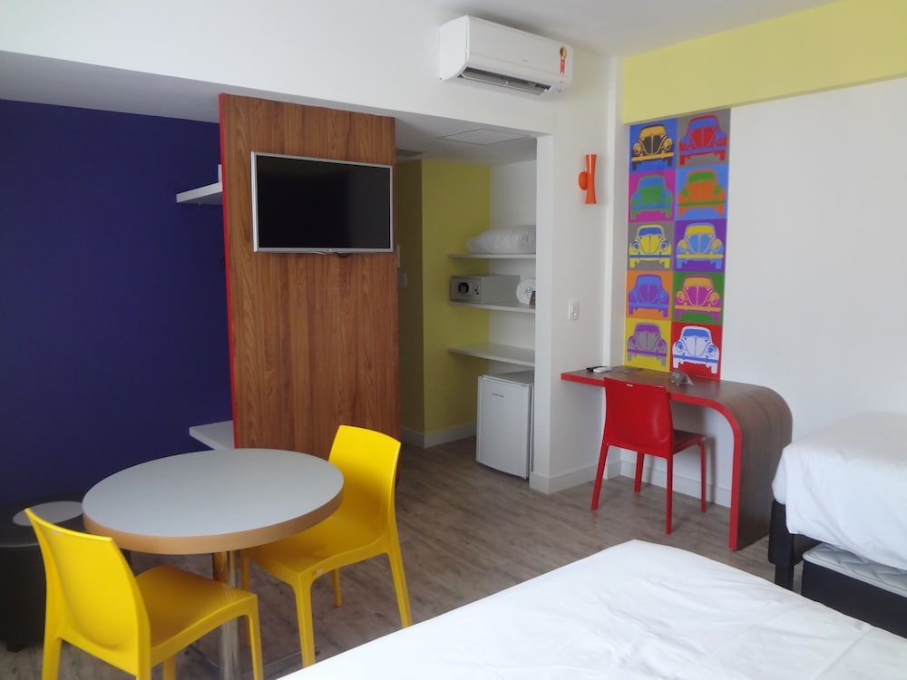 Apartamento Standard con una cama doble, una cama individual y una cama supletoria del hotel Ibis Styles Balneário Camboriú. Foto 1