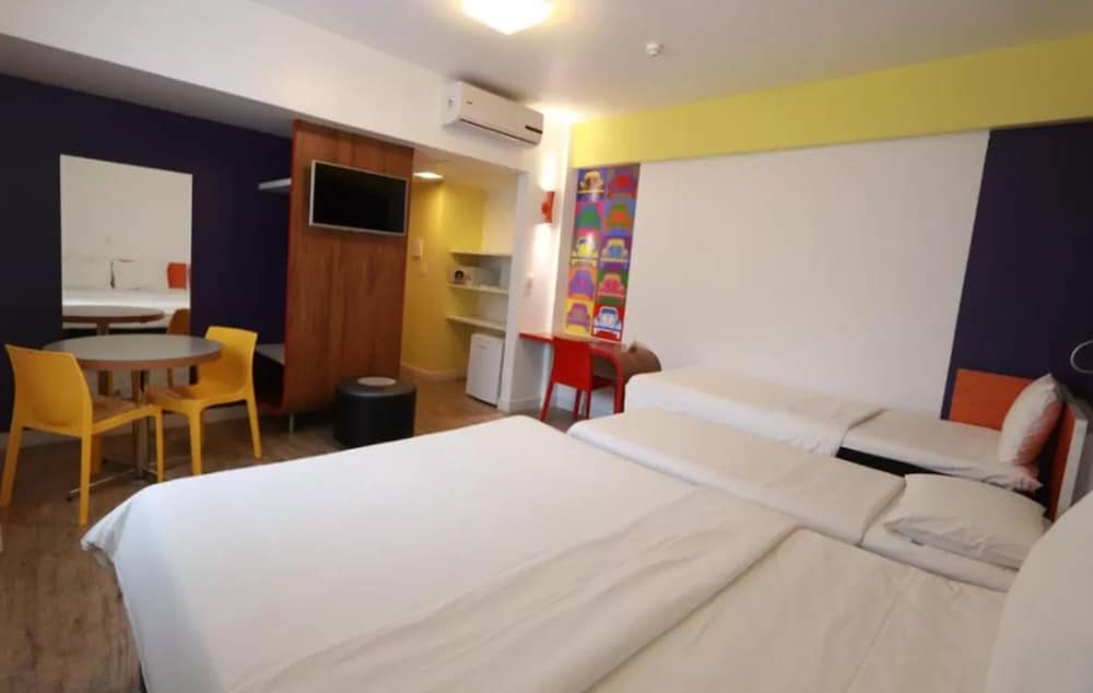 Apartamento Standard con una cama doble, una cama individual y una cama supletoria del hotel Ibis Styles Balneário Camboriú. Foto 2