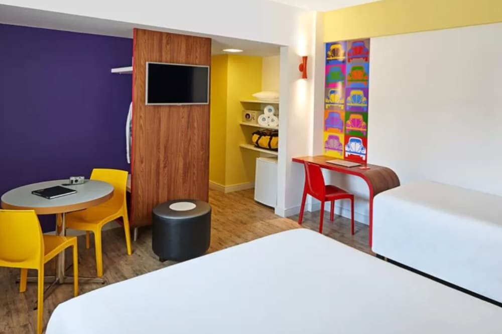 Apartamento Standard con una cama doble, una cama individual y una cama supletoria del hotel Ibis Styles Balneário Camboriú. Foto 3