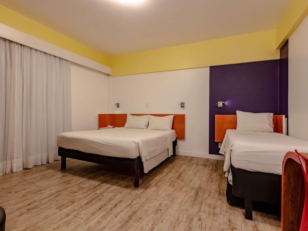 Apartamento Standard con una cama doble, una cama individual y una cama supletoria del hotel Ibis Styles Balneário Camboriú. Foto 4