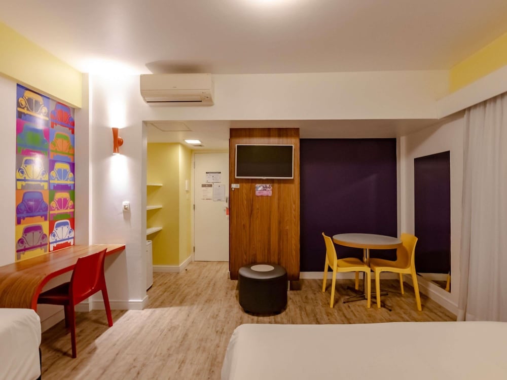 Apartamento Standard con una cama doble, una cama individual y una cama supletoria del hotel Ibis Styles Balneário Camboriú. Foto 5