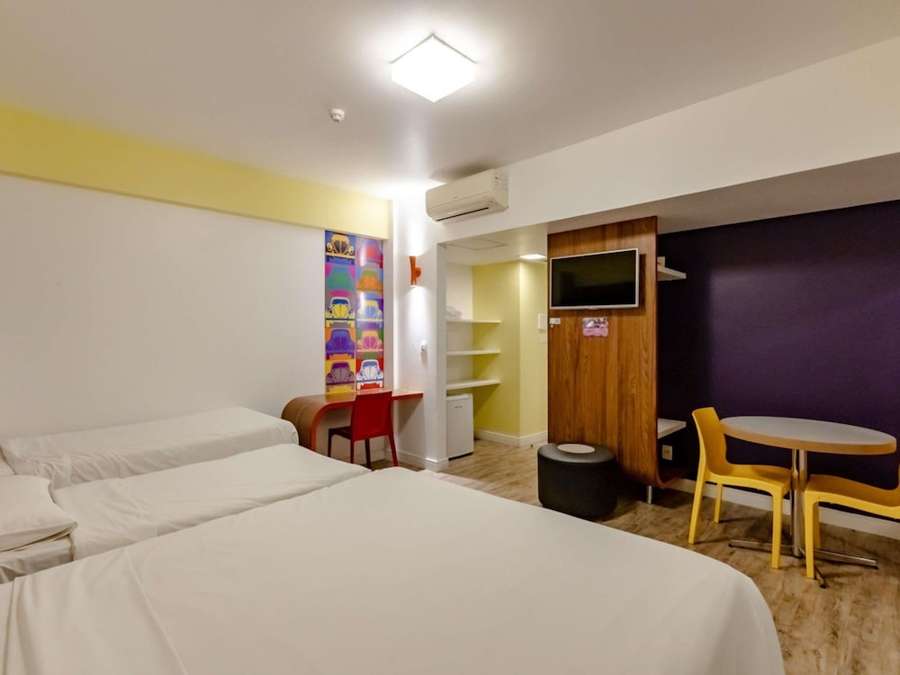 Apartamento Standard con una cama doble, una cama individual y una cama supletoria del hotel Ibis Styles Balneário Camboriú. Foto 7