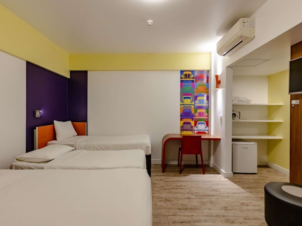 Apartamento Standard con una cama doble, una cama individual y una cama supletoria del hotel Ibis Styles Balneário Camboriú. Foto 8