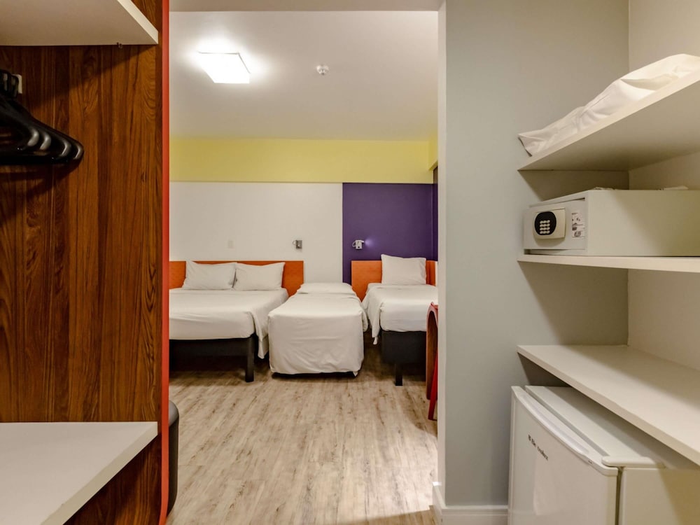 Apartamento Standard con una cama doble, una cama individual y una cama supletoria del hotel Ibis Styles Balneário Camboriú. Foto 9