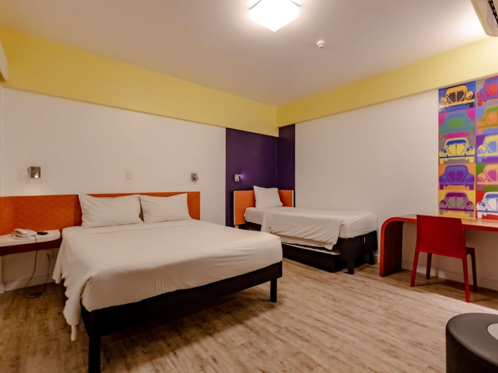 Apartamento Standard con una cama doble, una cama individual y una cama supletoria del hotel Ibis Styles Balneário Camboriú. Foto 10