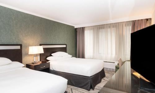 Habitación Doble con ducha accesible en silla de ruedas - Adaptada para personas con problemas de movilidad/discapacidad auditiva - 2 camas dobles del hotel DoubleTree Newark Penn Station