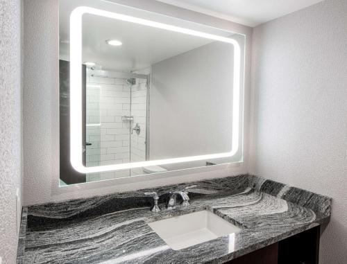 Habitación Fitness - 1 cama extragrande del hotel DoubleTree Newark Penn Station. Foto 2