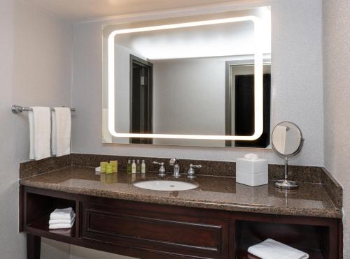 Habitación Esquinera con 2 camas dobles del hotel DoubleTree Newark Penn Station. Foto 7