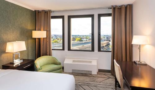 Habitación Esquinera con cama extragrande del hotel DoubleTree Newark Penn Station. Foto 2