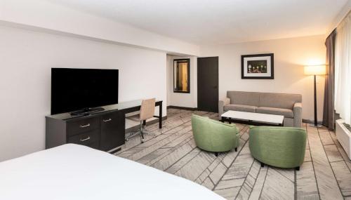 Suite Junior con cama extragrande del hotel DoubleTree Newark Penn Station. Foto 2