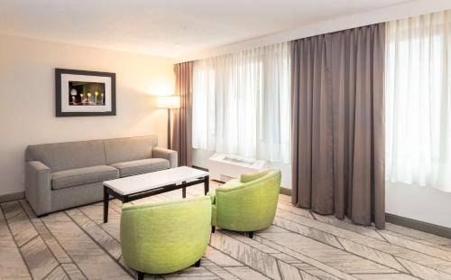 Suite Junior con cama extragrande y zona de estar del hotel DoubleTree Newark Penn Station