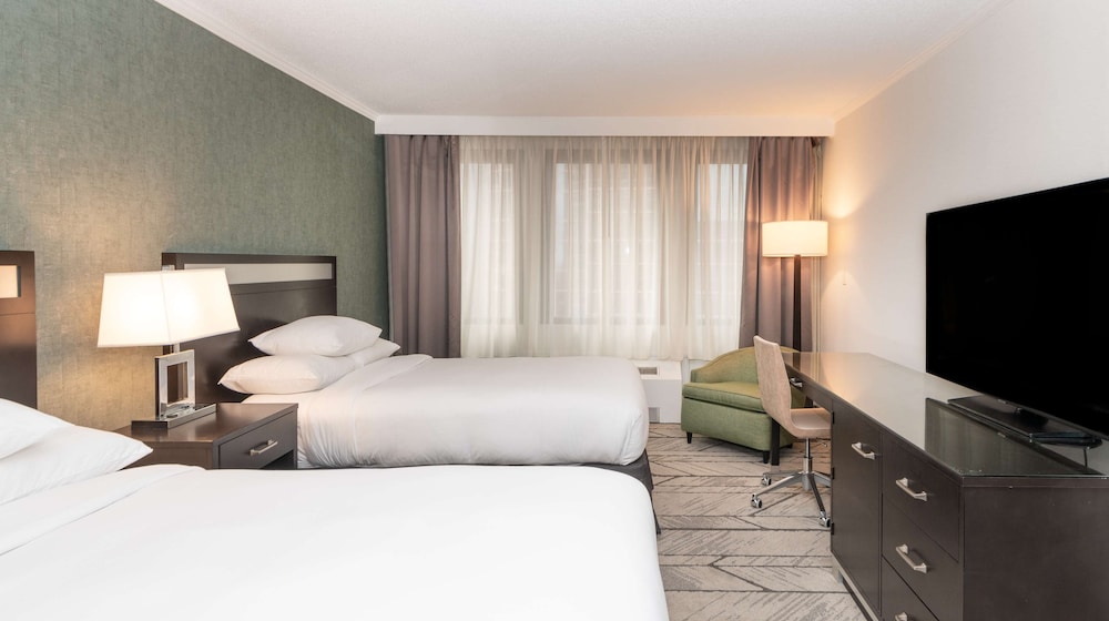 Habitación, 2 camas dobles, en esquina del hotel DoubleTree Newark Penn Station