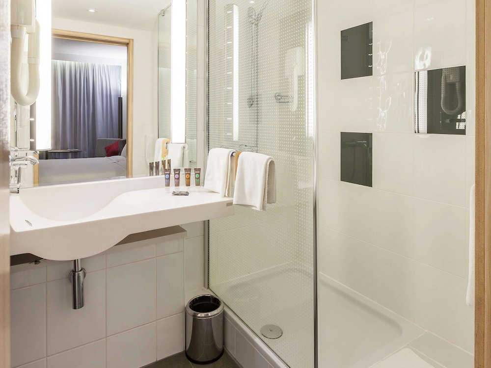 Habitación Ejecutiva con Cama Queen y Sofá del hotel Novotel Istanbul Zeytinburnu. Foto 1