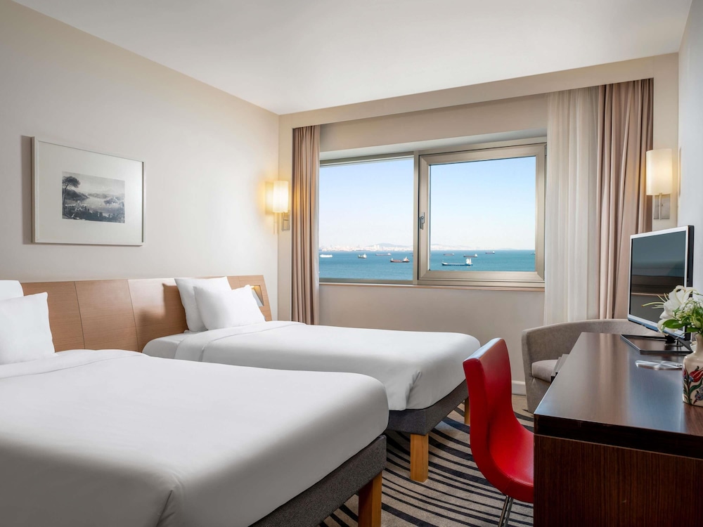 Habitación estándar con dos camas individuales del hotel Novotel Istanbul Zeytinburnu. Foto 3