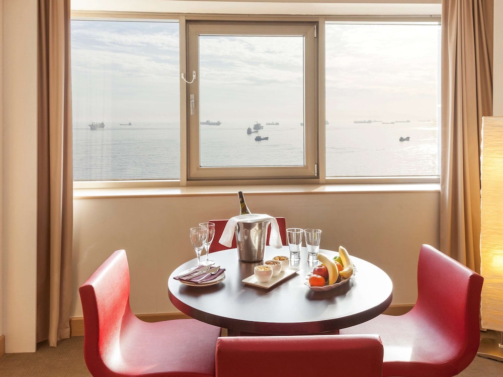 Suite con Cama Queen y Sofá del hotel Novotel Istanbul Zeytinburnu. Foto 3