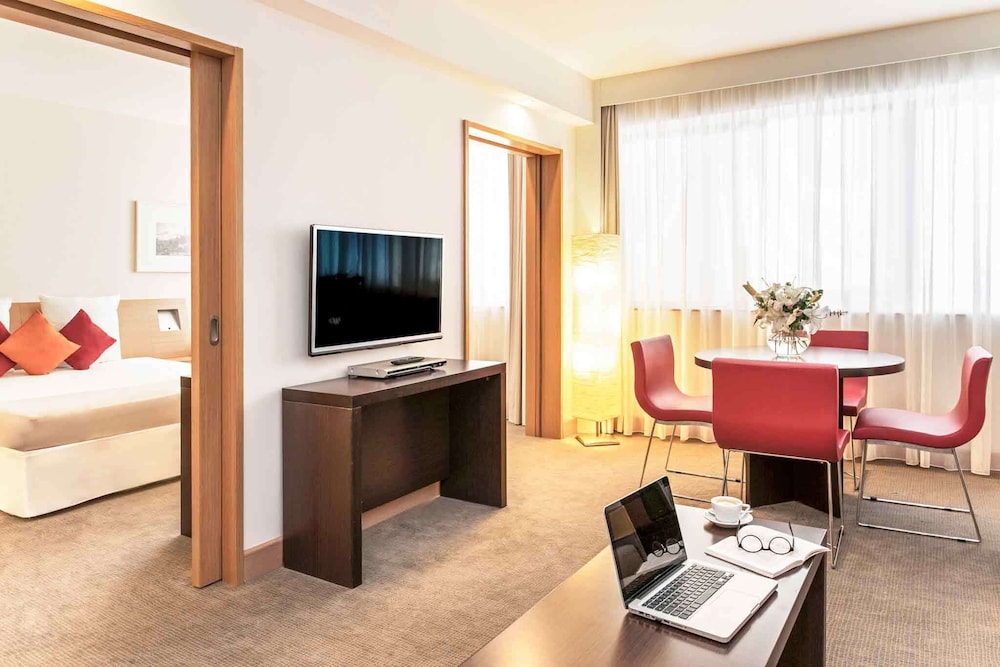 Suite con Cama Queen y Sofá del hotel Novotel Istanbul Zeytinburnu. Foto 4