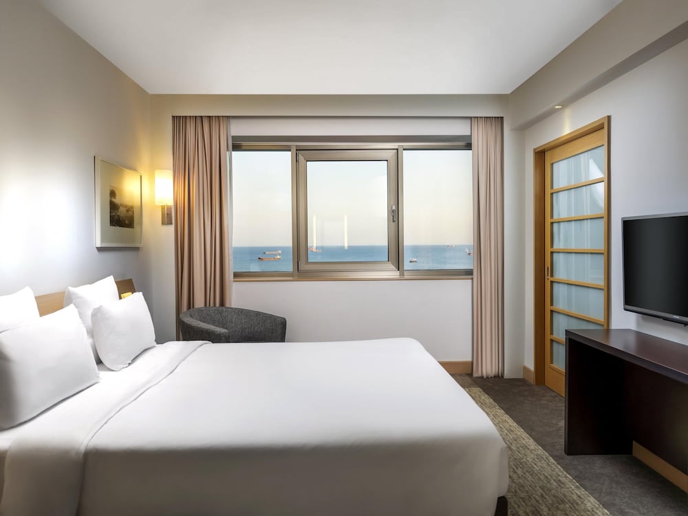 Suite con Cama Queen y Sofá del hotel Novotel Istanbul Zeytinburnu. Foto 6