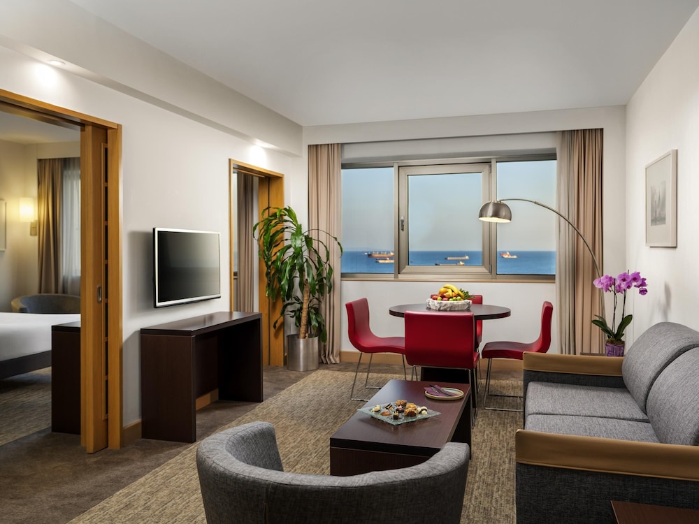 Suite con Cama Queen y Sofá del hotel Novotel Istanbul Zeytinburnu. Foto 7