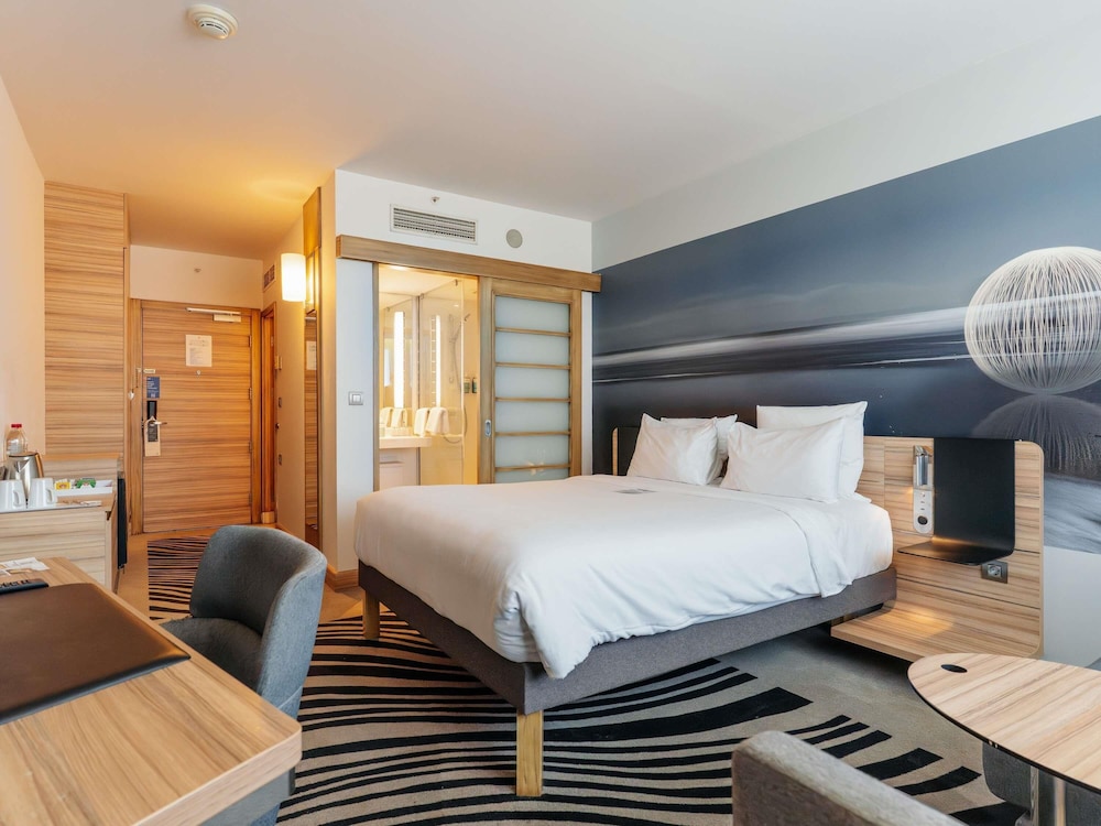 Habitación Superior con cama queen del hotel Novotel Istanbul Zeytinburnu. Foto 2