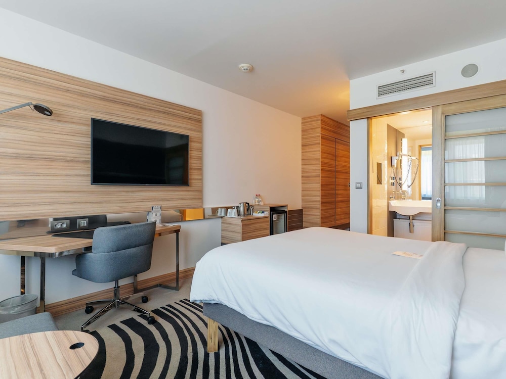 Habitación Superior con cama queen del hotel Novotel Istanbul Zeytinburnu. Foto 3