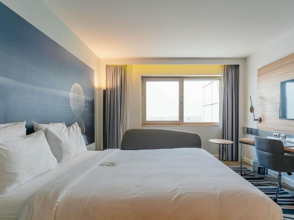 Habitación Superior con cama queen del hotel Novotel Istanbul Zeytinburnu. Foto 4