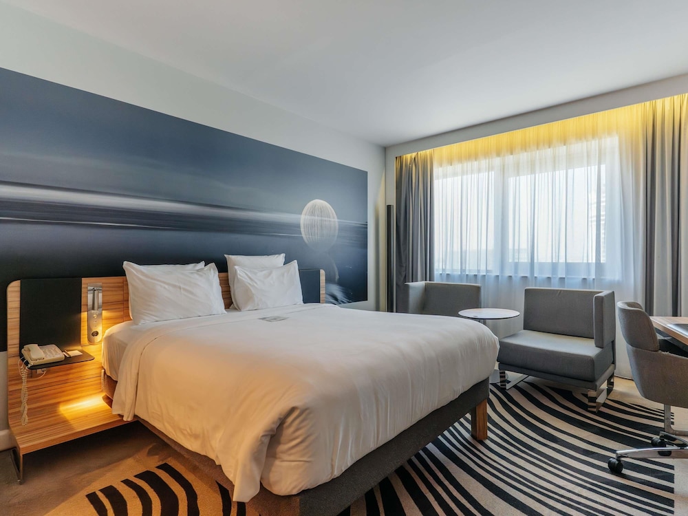 Habitación Superior con cama queen del hotel Novotel Istanbul Zeytinburnu. Foto 6