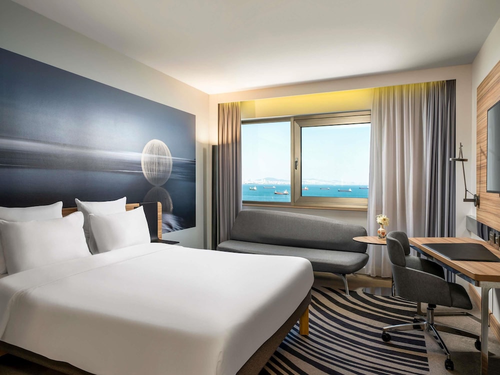 Habitación Superior con Cama Queen y Sofá del hotel Novotel Istanbul Zeytinburnu. Foto 3