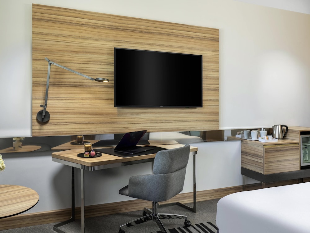 Habitación Superior con Cama Queen y Sofá del hotel Novotel Istanbul Zeytinburnu. Foto 4